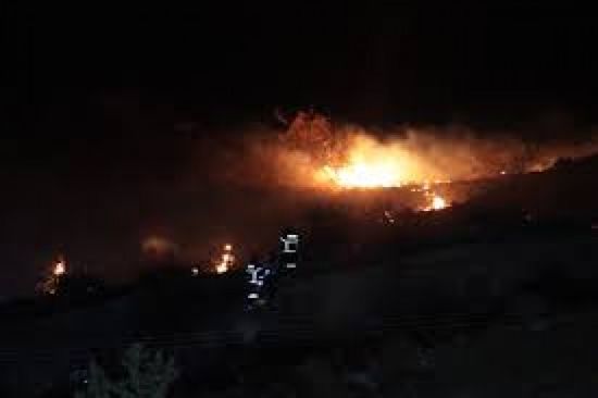 قنابل إسرائيلية تحرق أحراش إحدى القرى السورية