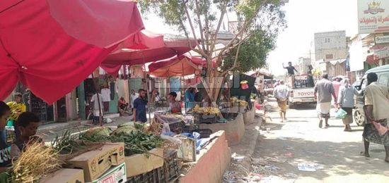 بسطات الباعة المتجولين تزحف لأحواض الزينة بأبين