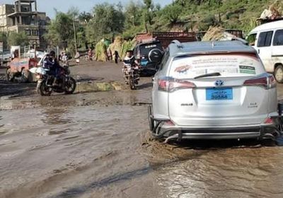 طريق " تعز - التربة" يتحول لمستنقع وحل