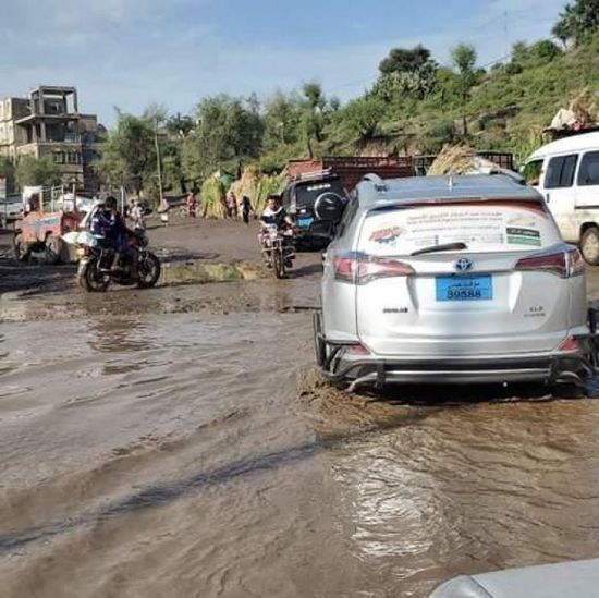 طريق " تعز - التربة" يتحول لمستنقع وحل