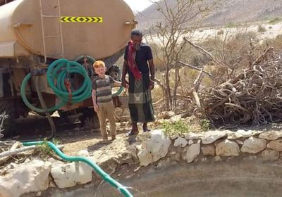 "خليفة الإنسانية" تدفع بإمدادات مائية إلى غرب سقطرى