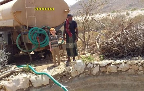 "خليفة الإنسانية" تدفع بإمدادات مائية إلى غرب سقطرى