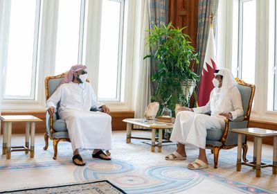 أمير قطر يبحث مع مستشار الأمن الوطني الإماراتي تعزيز العلاقات