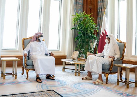 أمير قطر يبحث مع مستشار الأمن الوطني الإماراتي تعزيز العلاقات