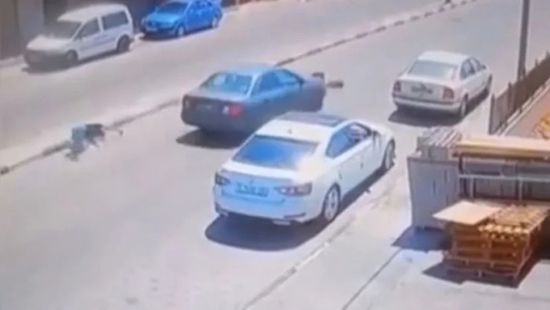 سائق يدهس طفلة في إب ويهرب