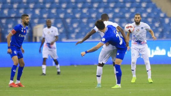 الباطن يُفقد الهلال نقطتين ويمنح الصدارة للفيحاء