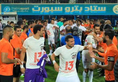 لحظة تسلم الزمالك درع الدوري ومراسم الاحتفال (فيديو) 