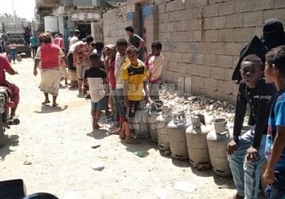 نقص الغاز المنزلي في أبين.. وطوابير المواطنين بالانتظار