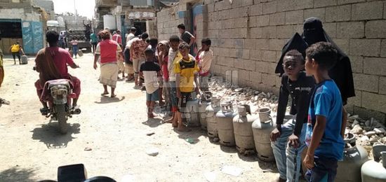 نقص الغاز المنزلي في أبين.. وطوابير المواطنين بالانتظار