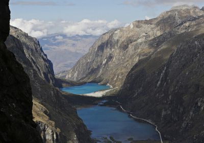 بيرو.. مقتل 16 إثر سقوط حافلة من منحدر