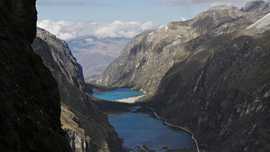 بيرو.. مقتل 16 إثر سقوط حافلة من منحدر