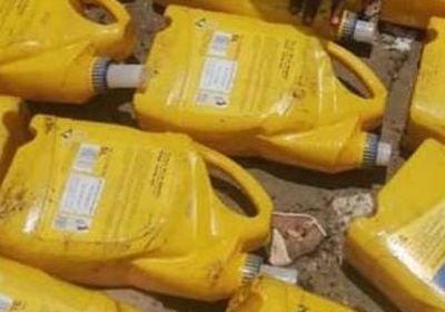 مصادرة شحنة زيوت سيارات مخالفة في ميناء عدن