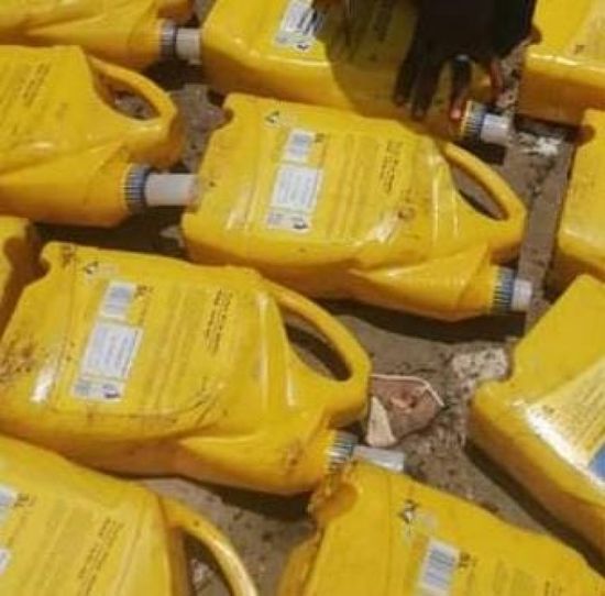 مصادرة شحنة زيوت سيارات مخالفة في ميناء عدن