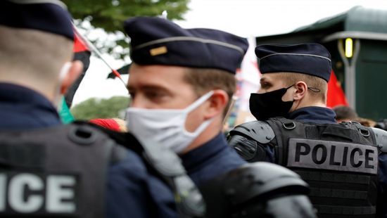 إصابة 13 شرطيًا فرنسيًا في احتجاجات كورونا