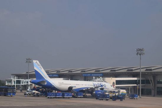 سريلانكا تعيد فتح الحدود مع الهند وتستأنف رحلات الطيران