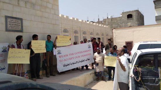 معلمو شبوة يواصلون حراكهم السلمي لانتزاع حقوقهم