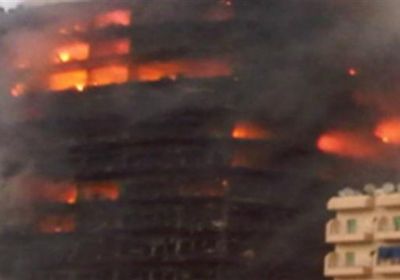 إخماد حريق ضخم اندلع بمبنى سكني بميلانو