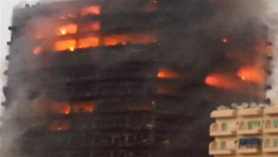 إخماد حريق ضخم اندلع بمبنى سكني بميلانو