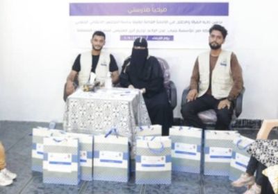 "الانتقالي" يوزع ملابس مدرسية على الطلاب