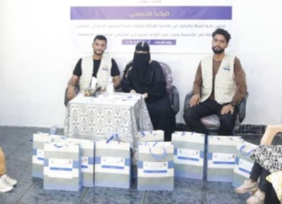 "الانتقالي" يوزع ملابس مدرسية على الطلاب