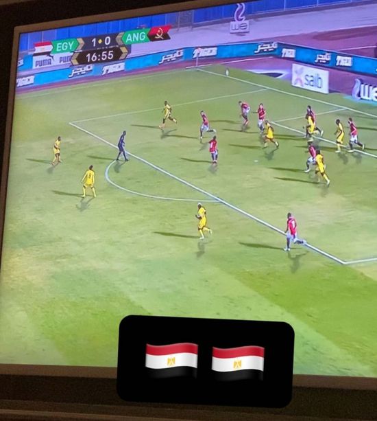 محمد صلاح يتابع مباراة مصر وأنجولا من منزله