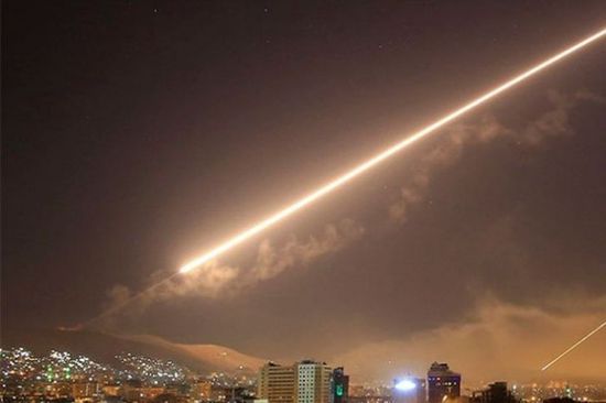 الدفاعات السورية تتصدى لصواريخ معادية بسماء دمشق