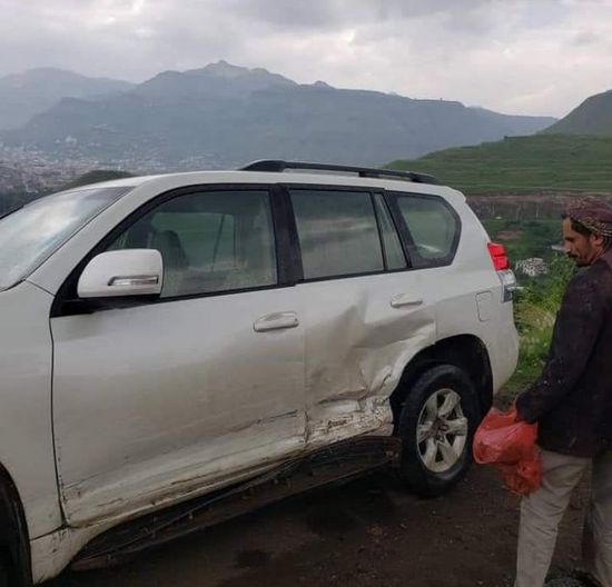 سيارة تسقط من منحدر جبلي في إب