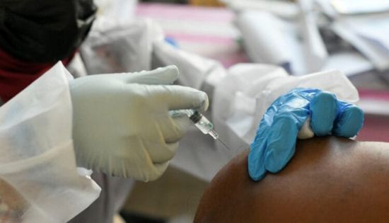 براون: الدول الغنية تخزن أعداد كبيرة من جرعات لقاحات