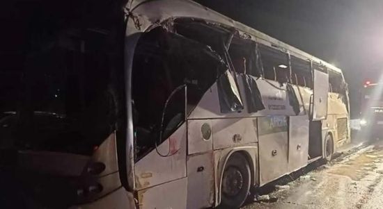 مصر.. مصرع وإصابة العشرات إثر انقلاب حافلة بطريق السويس