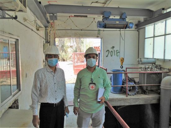 "الصليب الأحمر" يدعم "مياه الحديدة" برافعة متحركة