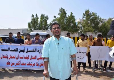 موظفو العدل يطالبون "مجلس القضاء الإخواني" برواتبهم