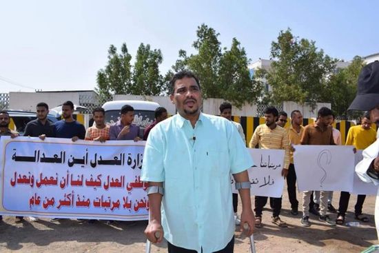 موظفو العدل يطالبون "مجلس القضاء الإخواني" برواتبهم