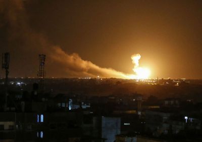 ردًا على البالونات الحارقة.. إسرائيل تقصف مواقع لحماس