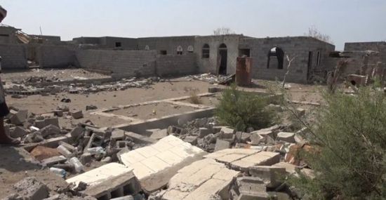 قصف حوثي يدفع سكان حي منظر للنزوح