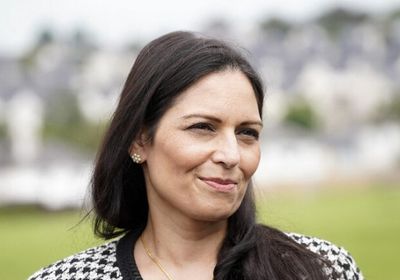 فرنسا تنتقد بريطانيا لتهديدها بسحب تمويل حراسة القناة الإنجليزية