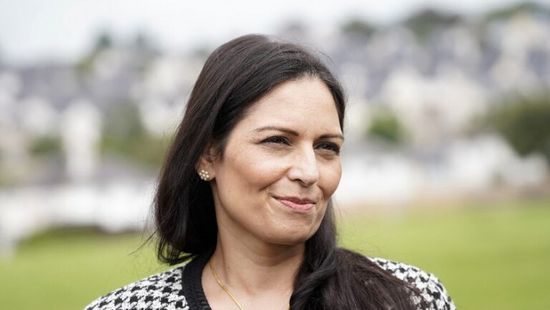 فرنسا تنتقد بريطانيا لتهديدها بسحب تمويل حراسة القناة الإنجليزية