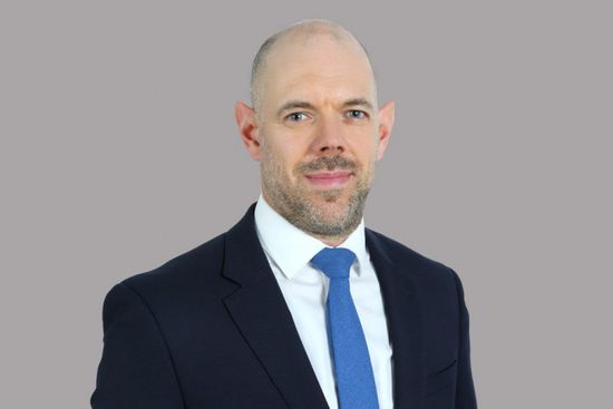 السفير البريطاني: بدء المبعوث الأممي لمهامة فرصة لإنهاء الصراع