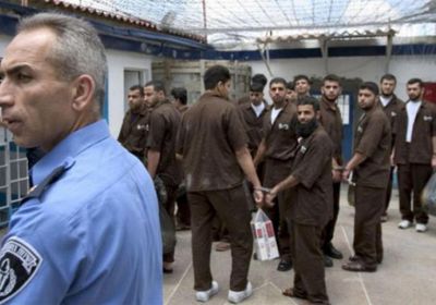 أسرى فلسطينيون يشعلون النار مجددًا داخل السجون الإسرائيلية