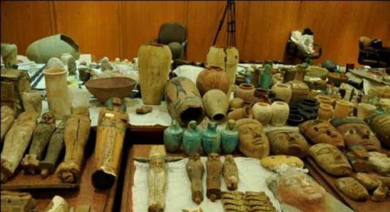 مصر.. ضبط 54 قطعة أثرية داخل سرداب منزل في أسيوط