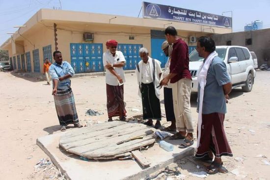 قيادات تنفيذية تتفقد مشاريع الشحر الخدمية