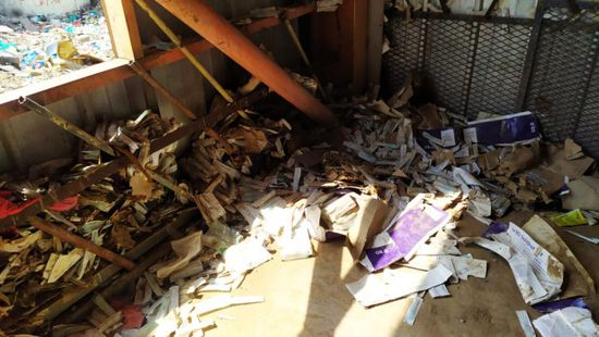 إلقاء نفايات طبية في حارة العدني بالحوطة