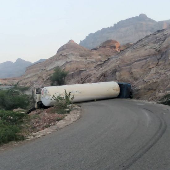 انقلاب قاطرة محملة بالغاز في حبان