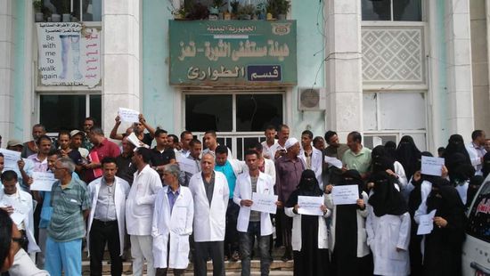 الاعتداءات الإخوانية تدفع أطباء "الثورة" للتلويح بالإضراب