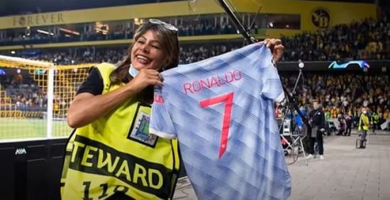  رونالدو يمنح هدية لموظفة أمن "أصابتها تسديدته"