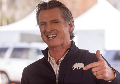 حاكم ولاية كاليفورنيا يفوز في الانتخابات الأمريكية المبكرة