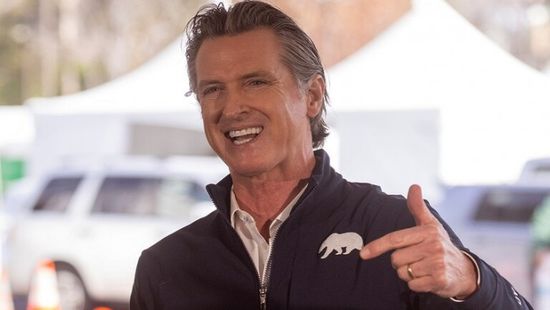 حاكم ولاية كاليفورنيا يفوز في الانتخابات الأمريكية المبكرة