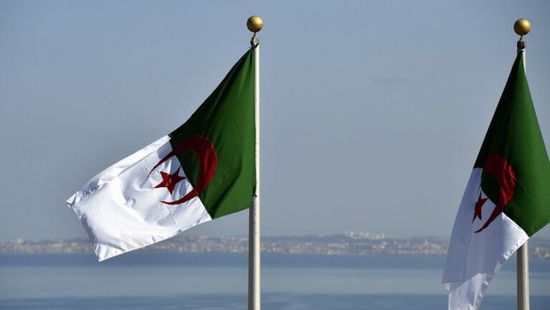 الجزائر: تنكيس العلم 3 أيام حدادًا على وفاة بوتفليقة