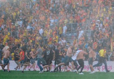 رابطة الدوري الفرنسي تبحث أحداث مباراة لانس وليل