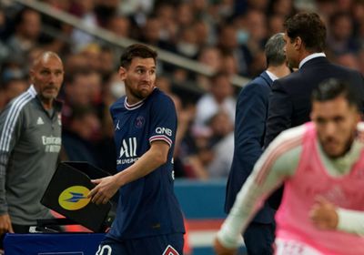 ميسي يرفض مصافحة بوكيتينو اعتراضا على استبداله