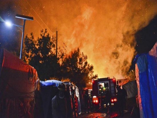 إخماد حريق اندلع بمخيم للمهاجرين في اليونان